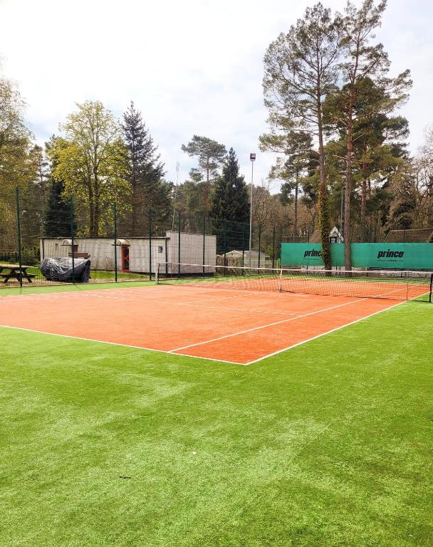 Tenis alebo squash v ubytovaní Pine Point Apartament with terrace, shared pool, tennis court alebo jeho okolí