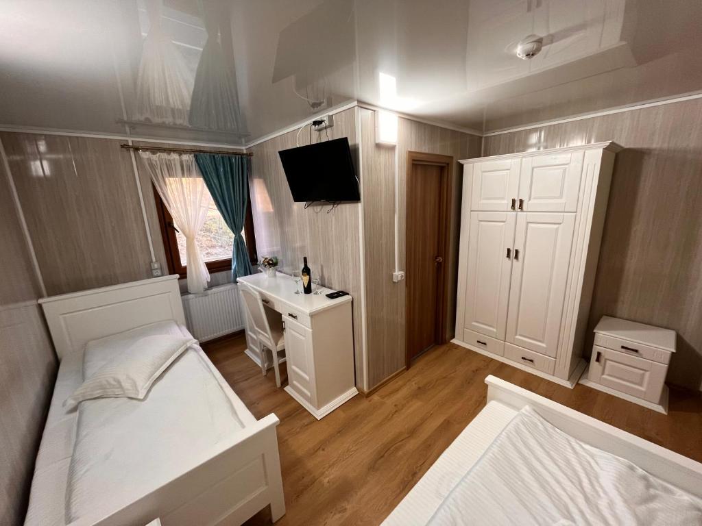 Postel nebo postele na pokoji v ubytování Tiena Hotel Plutitor