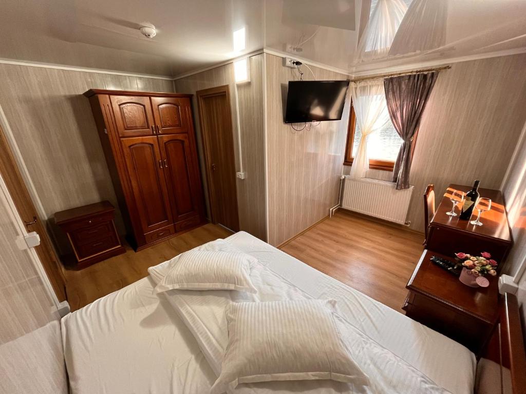 Postel nebo postele na pokoji v ubytování Tiena Hotel Plutitor