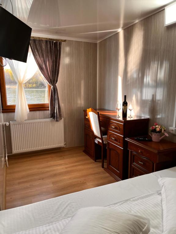 Postel nebo postele na pokoji v ubytování Tiena Hotel Plutitor