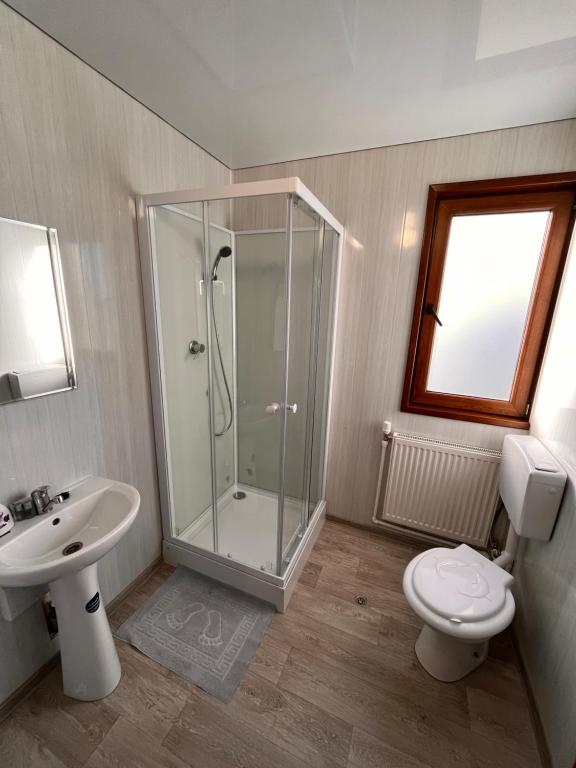 Koupelna v ubytování Tiena Hotel Plutitor
