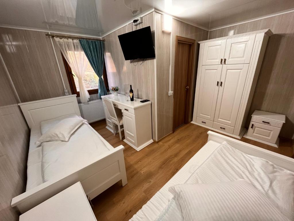 Postel nebo postele na pokoji v ubytování Tiena Hotel Plutitor