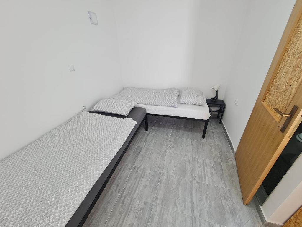 Posteľ alebo postele v izbe v ubytovaní Budget Apartment LeLo Center1