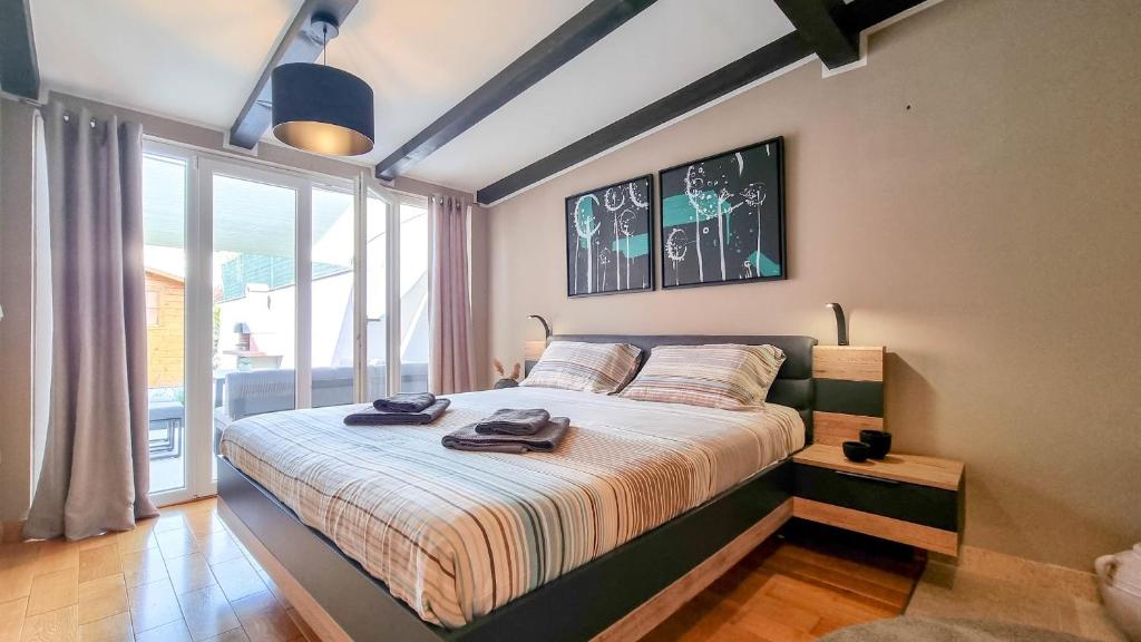 ein Schlafzimmer mit einem großen Bett und einem großen Fenster in der Unterkunft Ivy in Novigrad Istria