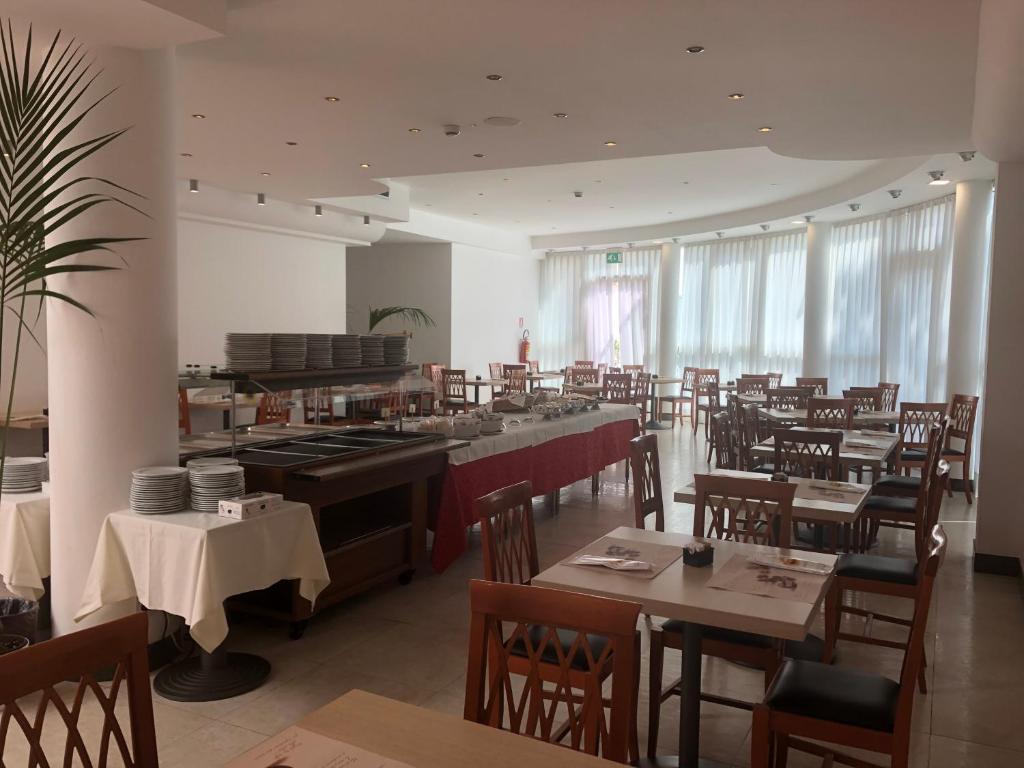 Reštaurácia alebo iné gastronomické zariadenie v ubytovaní Hotel Lugano Torretta