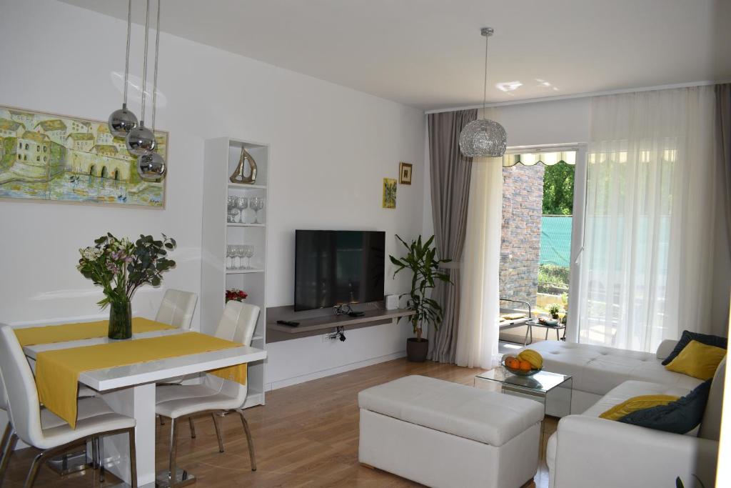 Televízia a/alebo spoločenská miestnosť v ubytovaní Apartment Vapor