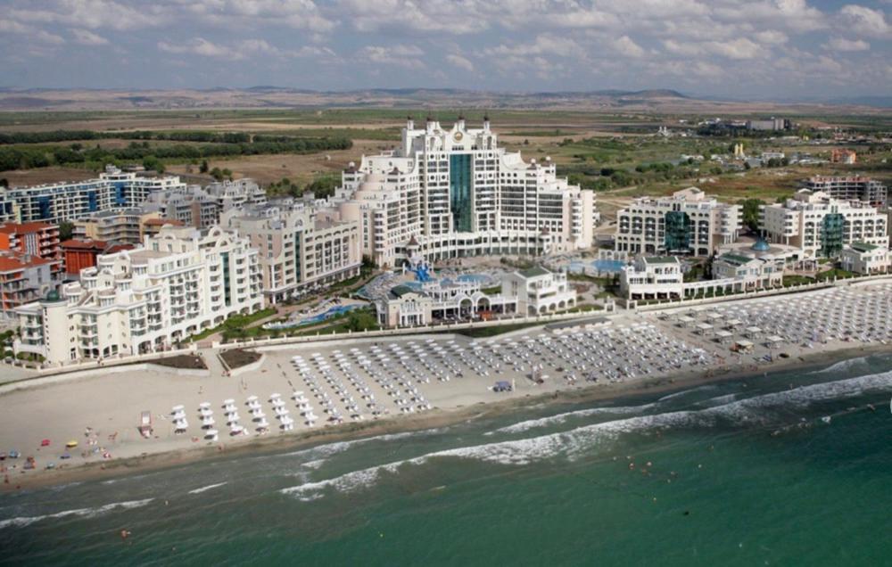 una vista aerea di una spiaggia con edifici e l'oceano di Apartment Sunset Resort a Pomorie