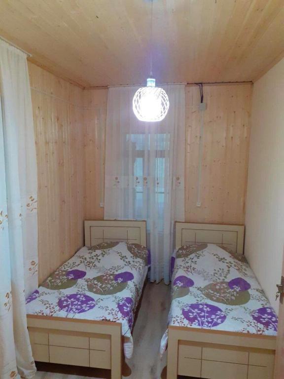 Postel nebo postele na pokoji v ubytování Nikortsminda Holiday House