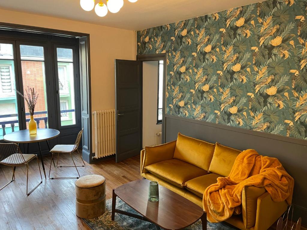 un salon avec un canapé et une table dans l'établissement Appartement au calme et bow window quartier plage, à Mers-les-Bains