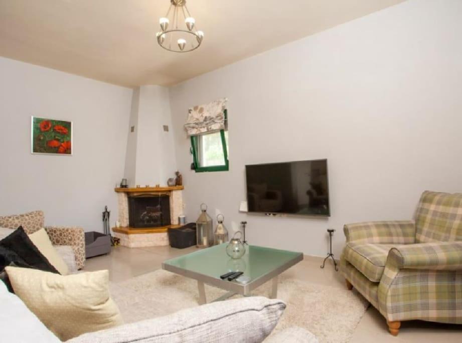 salon z kanapą i stołem w obiekcie Villa Lea w mieście vlicha