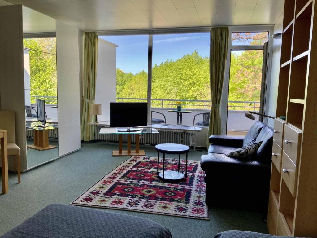 un soggiorno con divano e una grande finestra di Appartement an der Helenenquelle a Bad Pyrmont