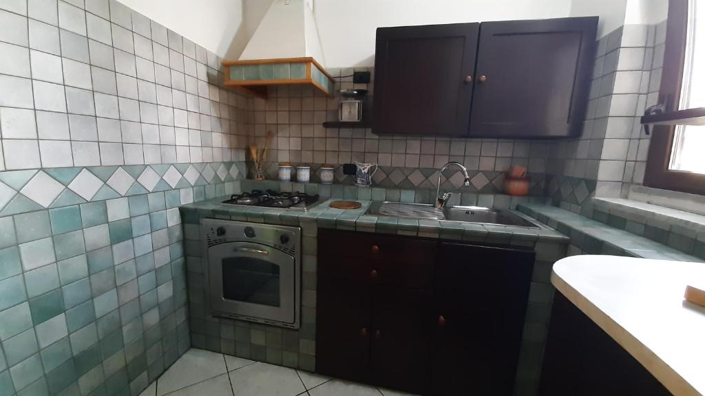 Kuchyňa alebo kuchynka v ubytovaní Appartamento con giardino e parcheggio riservato