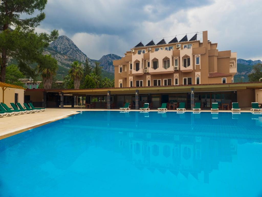Bazén v ubytování Alexius Beach Hotel nebo v jeho okolí
