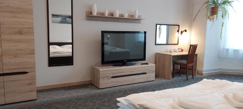 Televízia a/alebo spoločenská miestnosť v ubytovaní Hotel Wanda