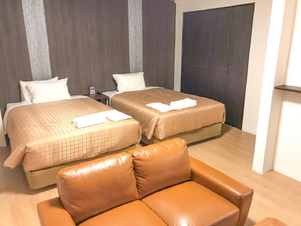 Postel nebo postele na pokoji v ubytování HOTEL LiVEMAX Takamatsu Eki Mae