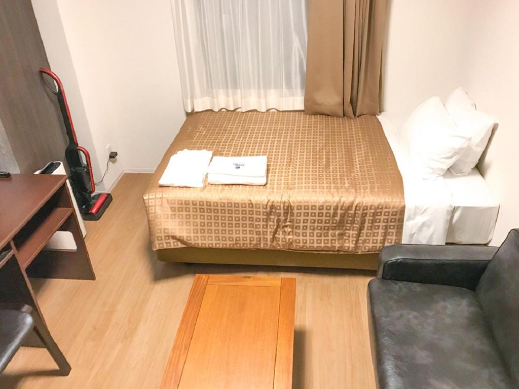 Postel nebo postele na pokoji v ubytování HOTEL LiVEMAX Takamatsu Eki Mae