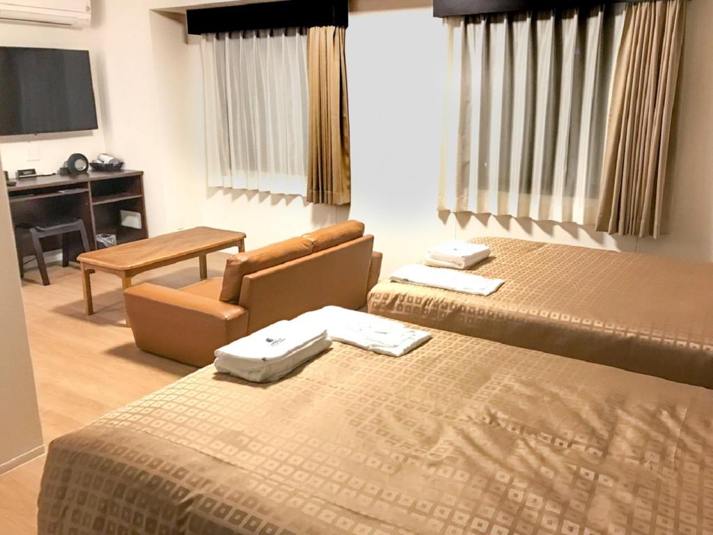 Postel nebo postele na pokoji v ubytování HOTEL LiVEMAX Takamatsu Eki Mae