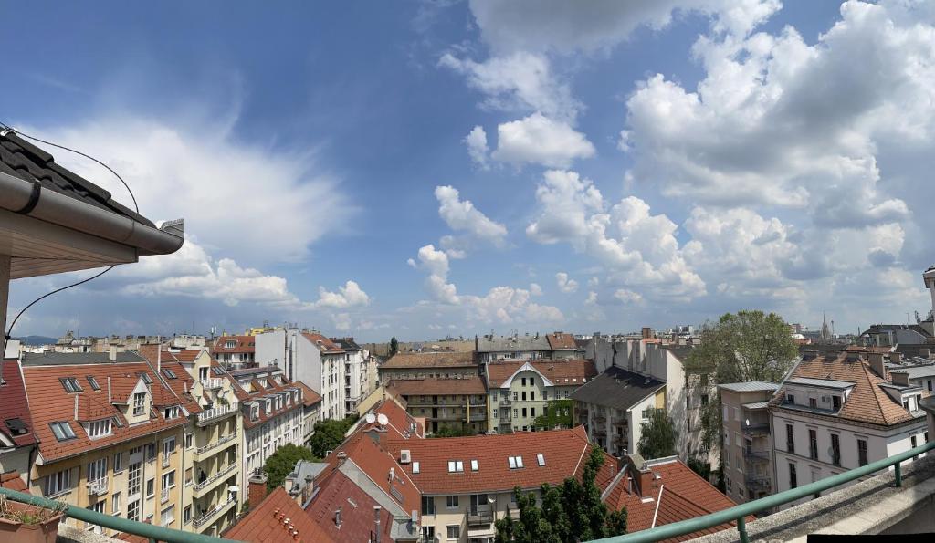 Nespecifikovaný výhled na destinaci Budapešť nebo výhled na město při pohledu z penzionu