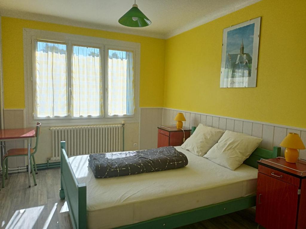 TheixにあるGîte de Kérisuitのベッドルーム1室(黄色い壁のベッド1台付)