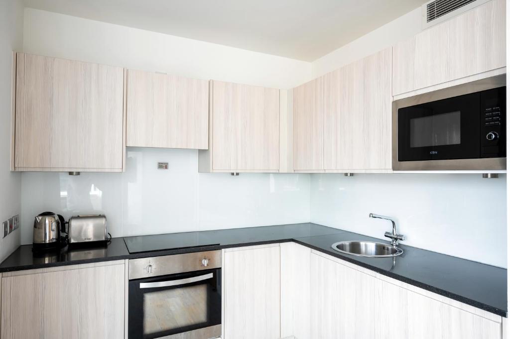 Kuchyň nebo kuchyňský kout v ubytování Staycity Aparthotels Manchester Piccadilly
