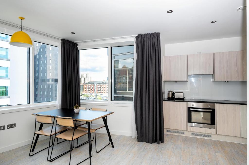 Kuchyň nebo kuchyňský kout v ubytování Staycity Aparthotels Manchester Piccadilly