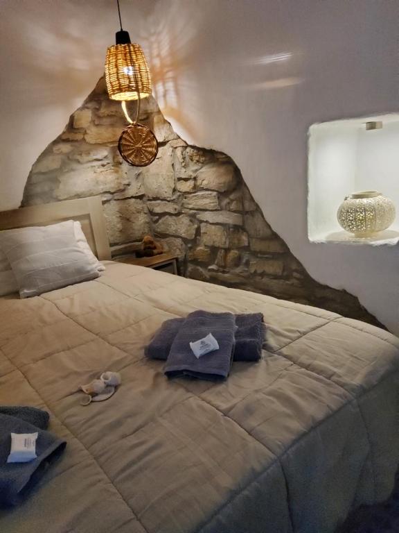 Postel nebo postele na pokoji v ubytování Romantic sunset cycladic house in Sotires