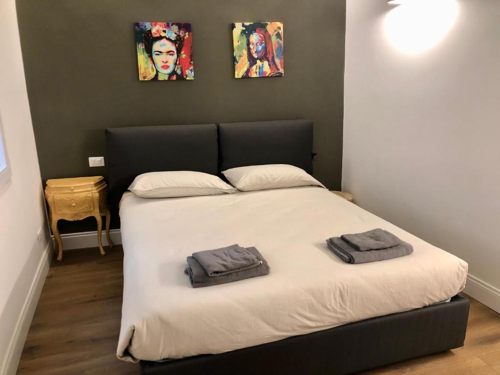 A bed or beds in a room at Novella Suite
