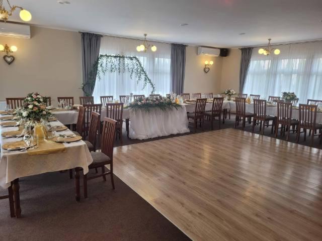 Reštaurácia alebo iné gastronomické zariadenie v ubytovaní Hotel Wanda