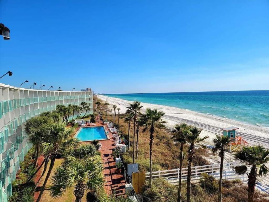 uma vista para a praia a partir da varanda de um resort em Casa Loma Panama City Beach - Beachfront em Panama City Beach