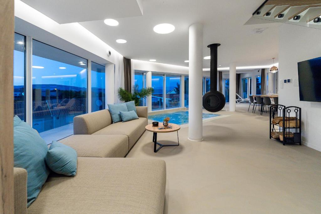 Televízia a/alebo spoločenská miestnosť v ubytovaní Villa Estate Da Noi