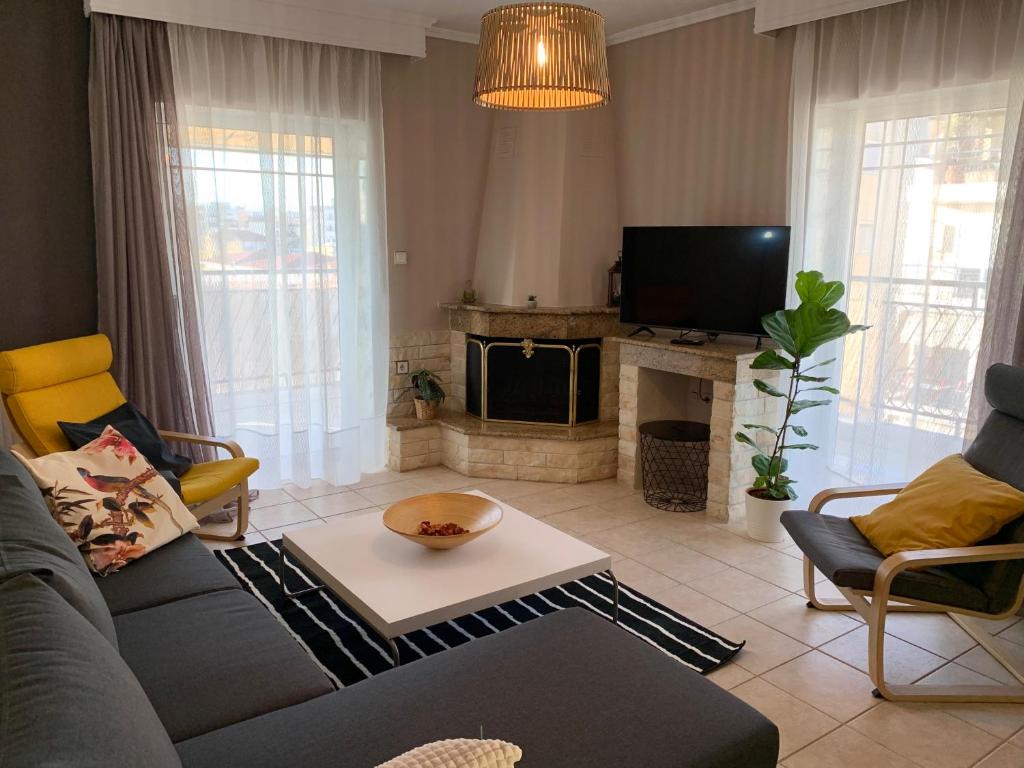 sala de estar con sofá y TV en Agustin Apartment inThessaloniki -penthouse en Tesalónica