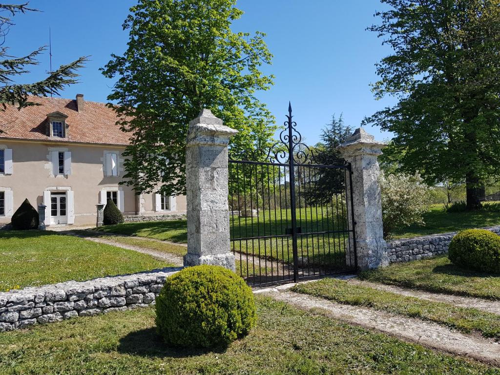 una puerta de hierro forjado frente a una casa en Domaine et Manoir du Picaud en Monestier