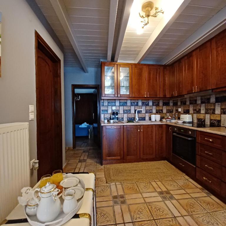 A kitchen or kitchenette at Eirinis Home - Σπίτι της Ειρήνης