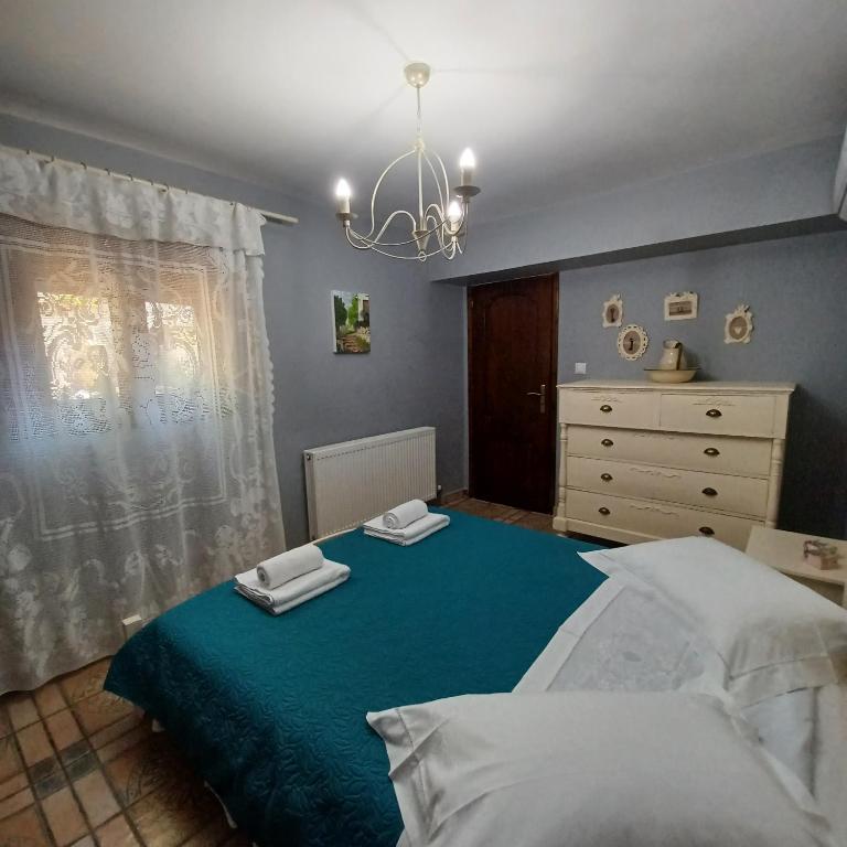 A bed or beds in a room at Eirinis Home - Σπίτι της Ειρήνης