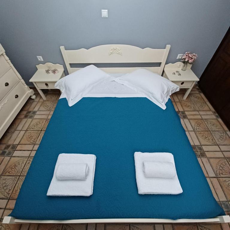A bed or beds in a room at Eirinis Home - Σπίτι της Ειρήνης