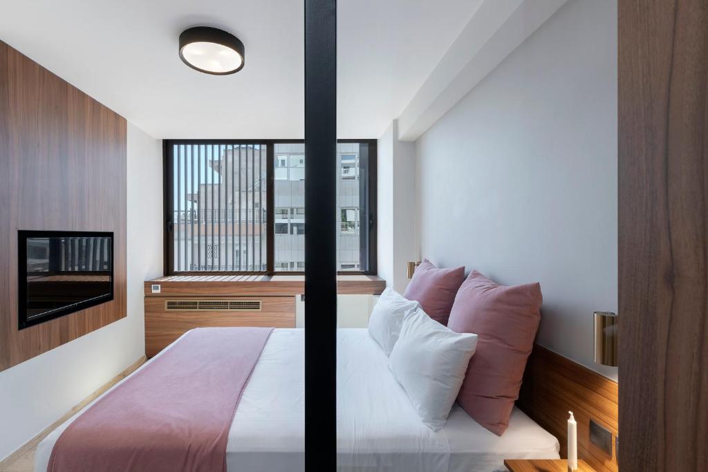 Postel nebo postele na pokoji v ubytování Filopappou Hill Suites by Athens Stay