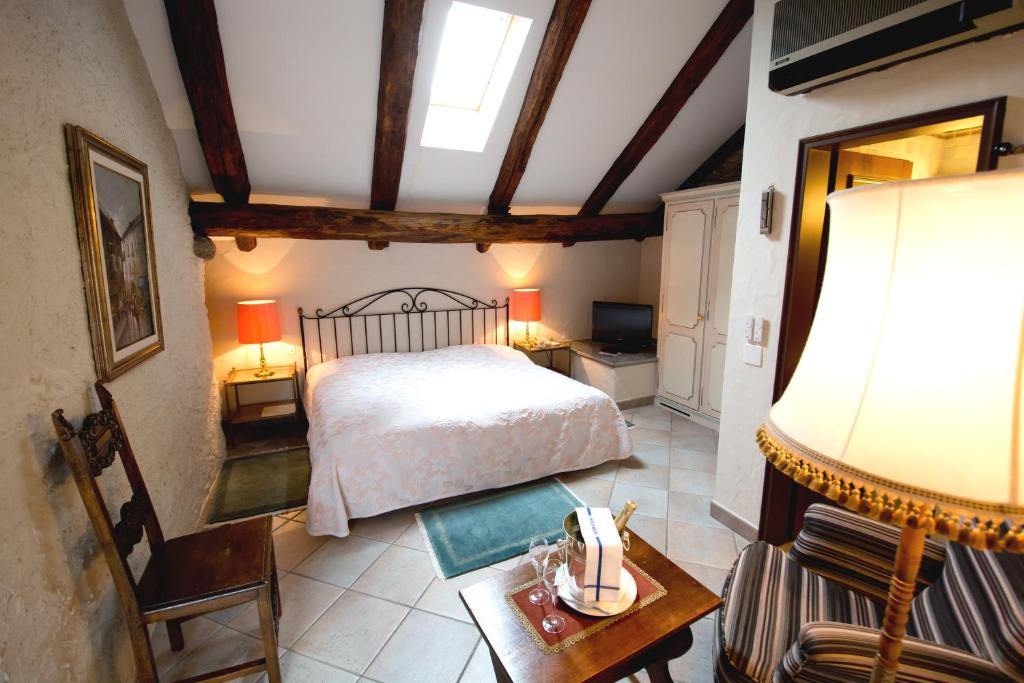 Postel nebo postele na pokoji v ubytování Romantik Hotel Castello Seeschloss