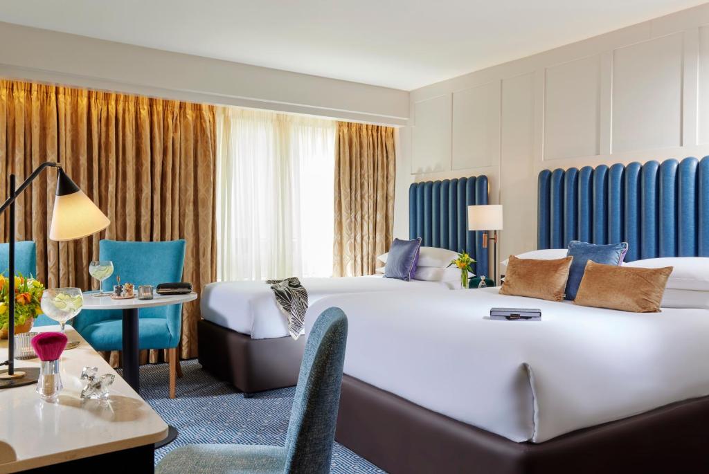 Postel nebo postele na pokoji v ubytování Westport Coast Hotel