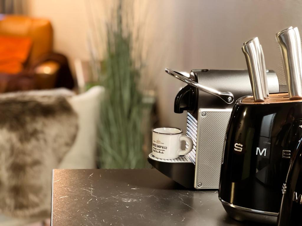 eine Kaffeemaschine und ein Toaster auf dem Tisch in der Unterkunft Astrid in Spa