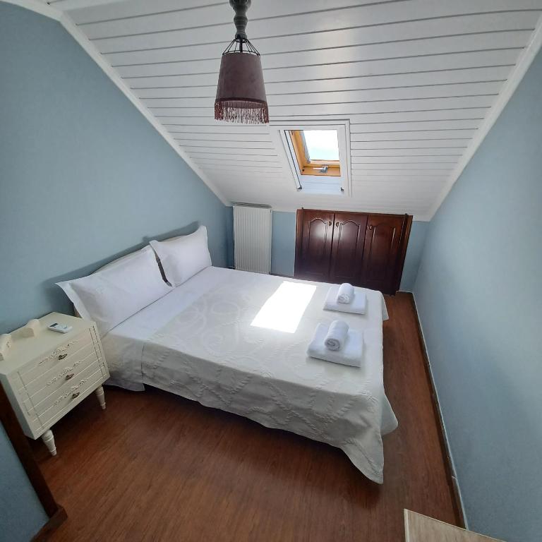 A bed or beds in a room at Eirinis Home - Σπίτι της Ειρήνης