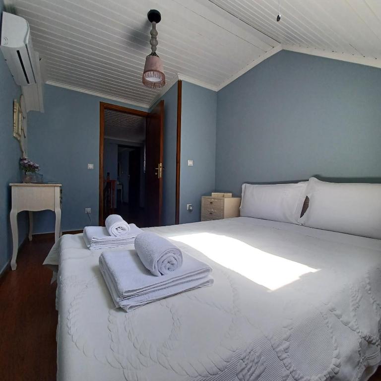A bed or beds in a room at Eirinis Home - Σπίτι της Ειρήνης