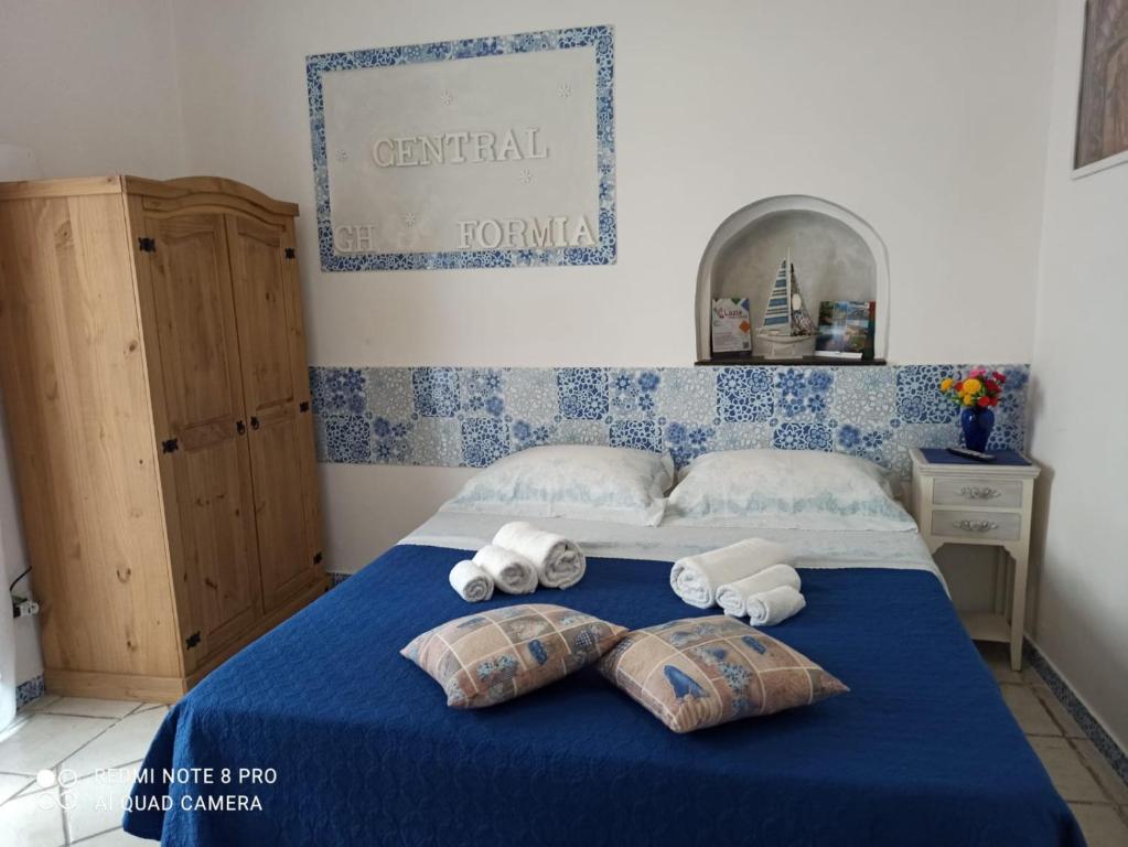 een slaapkamer met een bed met twee handdoeken erop bij Central GH Formia in Formia