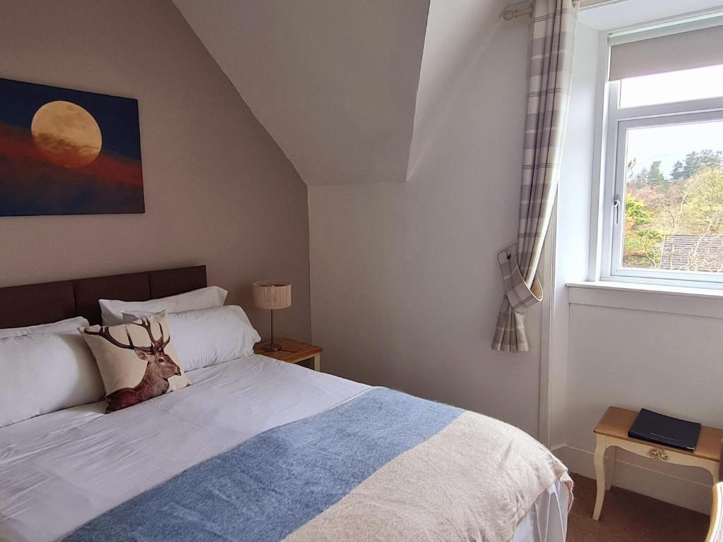 Postel nebo postele na pokoji v ubytování Atholl House Skye