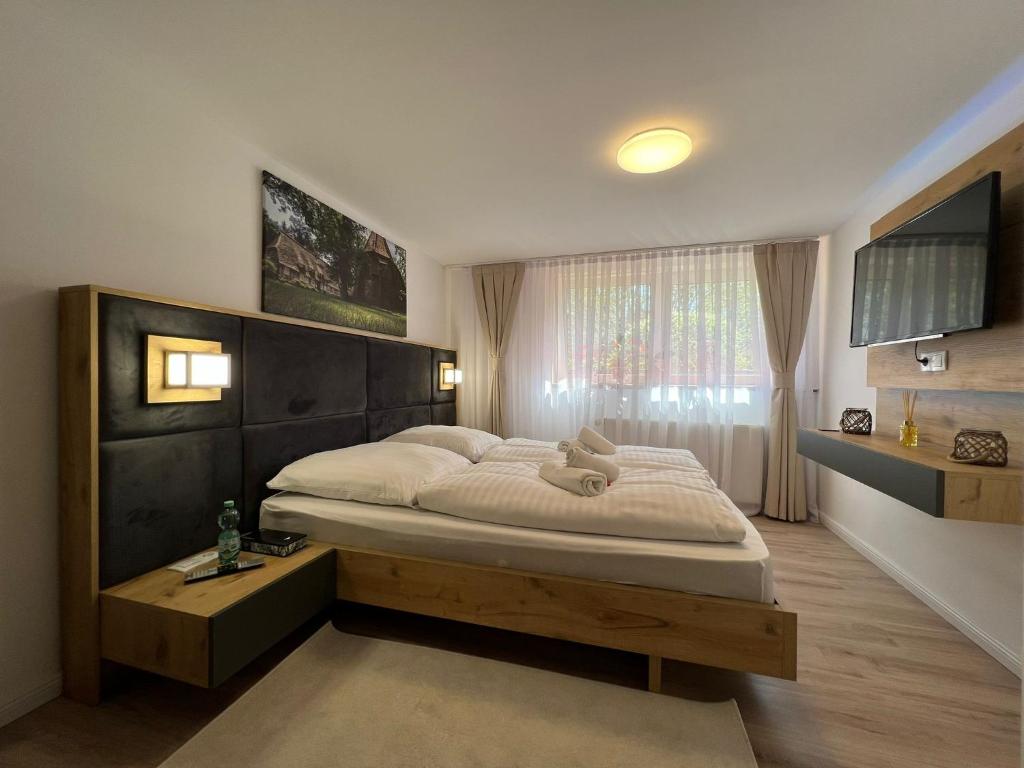 een slaapkamer met een groot bed en een raam bij Ferienwohnung Bispingen in Bispingen