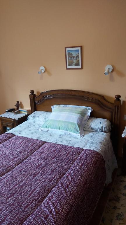 um quarto com uma cama grande e um cobertor roxo em Plusieurs chambres à 20 km au sud de Paris em Ballainvilliers