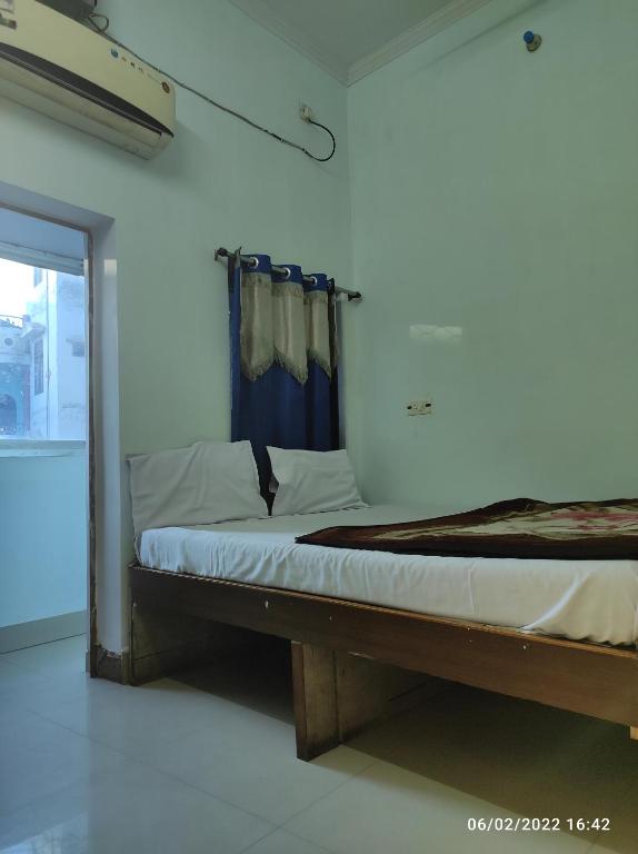 een groot bed in een kamer met een raam bij 7 Seas Guest House in Varanasi