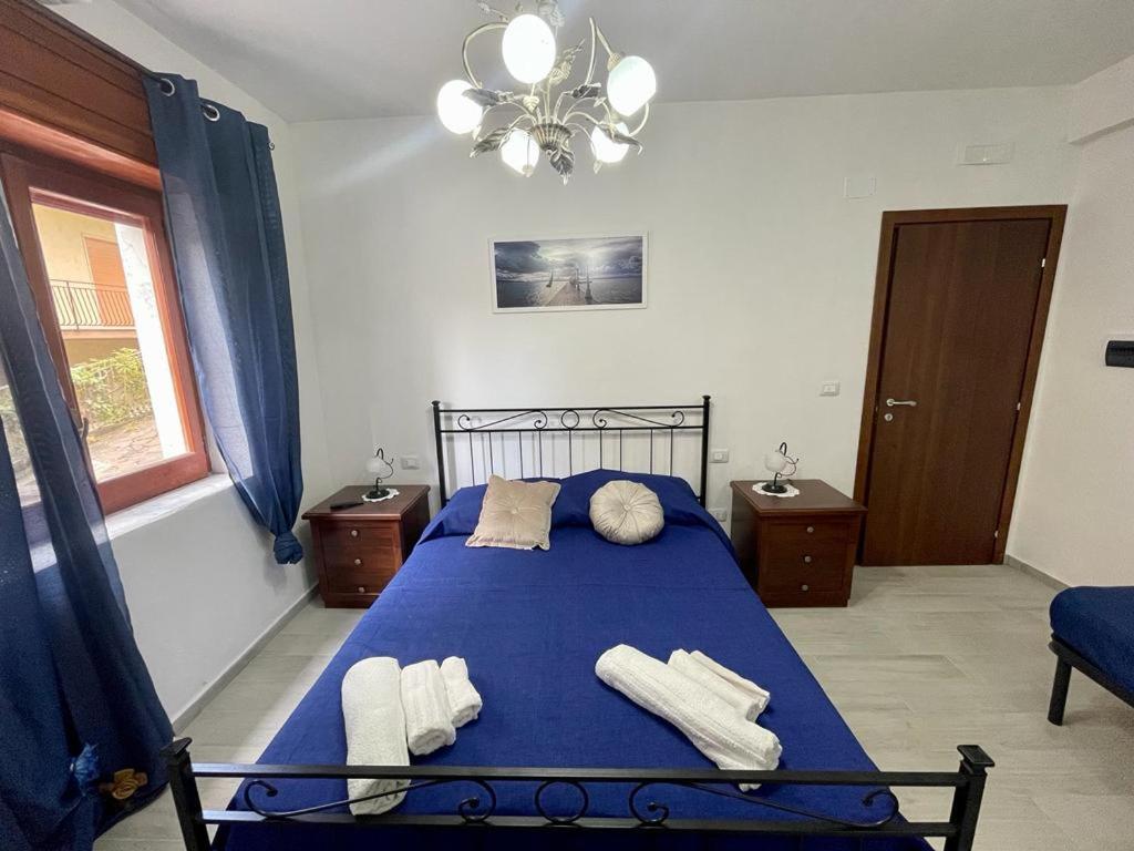 Łóżko lub łóżka w pokoju w obiekcie Donnabella house