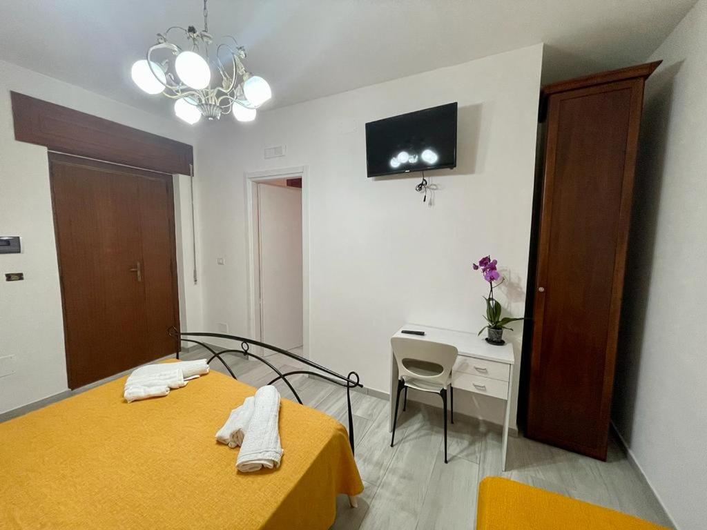 Łóżko lub łóżka w pokoju w obiekcie Donnabella house