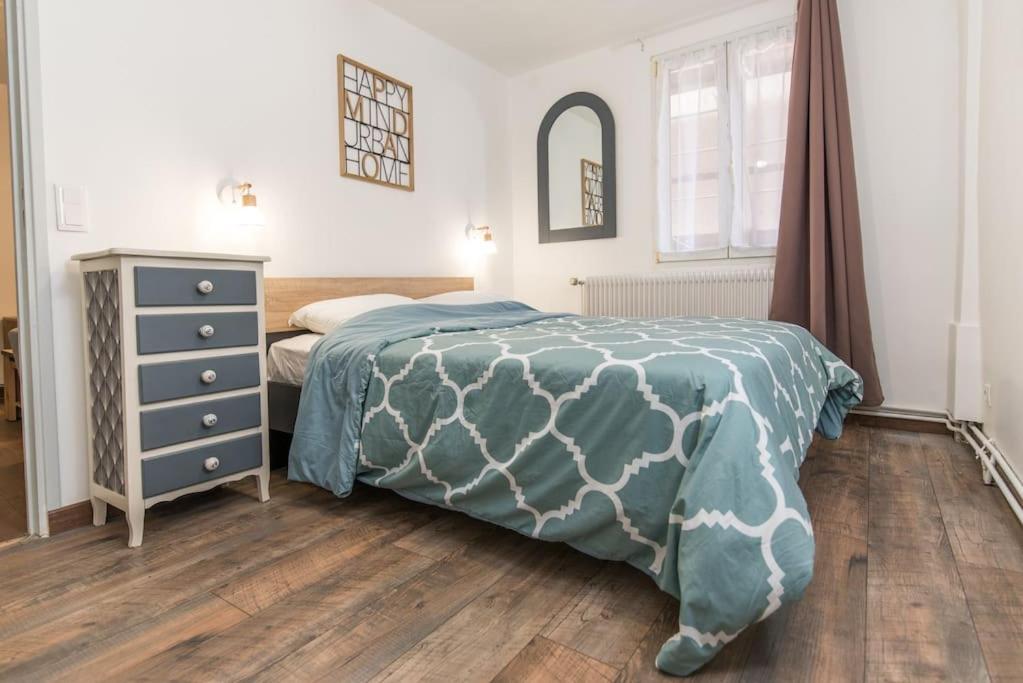 une chambre avec un lit et une commode dans l'établissement NEW L'industr'ILL au cœur De l'Alsace, à Sélestat