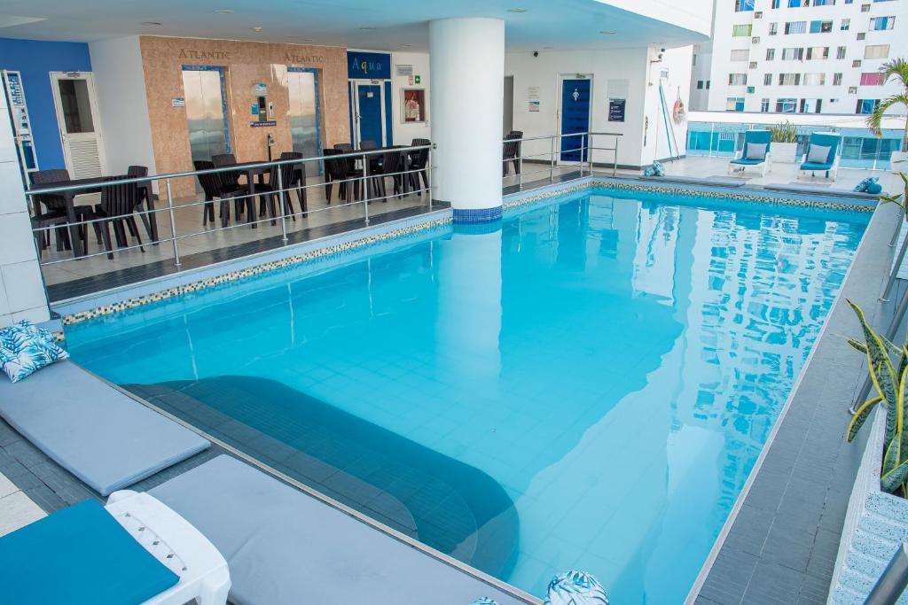 una grande piscina con acqua blu in un edificio di Hotel Atlantic Lux a Cartagena de Indias